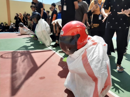 Lomba Balap Karung Gunakan Helm Ramaikan Semarak Kemerdekaan RI di SMP Muhammadiyah PK Solo