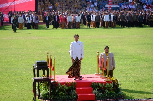 Perdana, Mangkunegoro X Pimpin Upacara Bendera HUT RI di Stadion Sriwedari