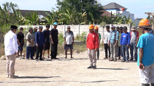 Gunakan Tiang Bendera Dari Bambu, Pekerja Bangunan Gelar Upacara Bendera