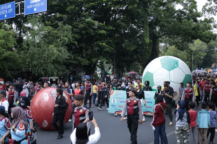 Wow Ada Bola Raksasa Menggeling di Area CFD Solo