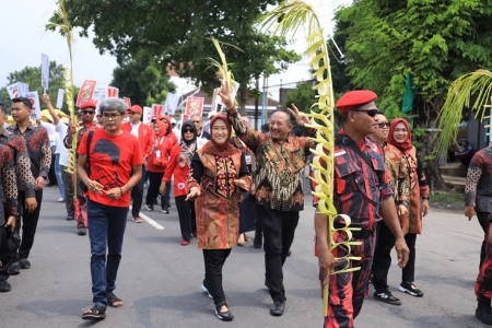 Bersama Partai Pengusul, Paslon Rober- Ade Jalan Kaki  Menuju Lokasi Kampanye Akbar ‘Menjemput Mandat Rakyat’