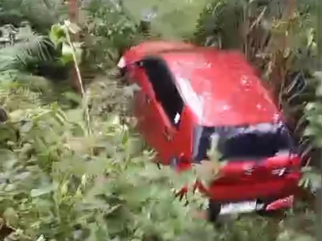 Toyota Agya Tabrak Motor dan Masuk Jurang di Karanganyar, Dua Orang Terluka