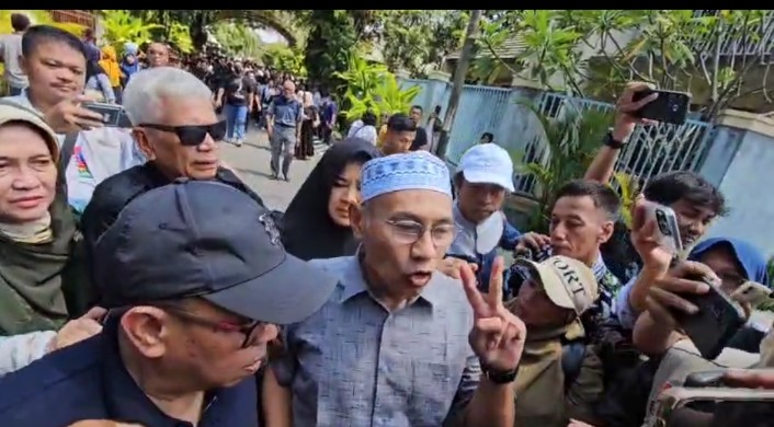 Aksi Belasan Orang di Rumah Jokowi Solo: Desak Transparansi Ijazah Presiden ke-7