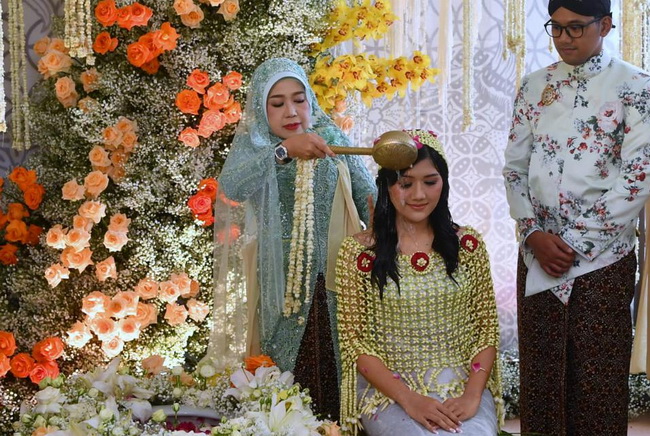 Sehari Jelang Akad Nikah, Erina Gudono Jalani Prosesi Siraman Gunakan 7 Mata Air serta Zam Zam