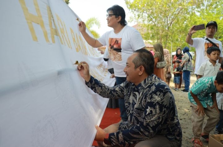 Rayakan Hari Batik, Wakil Bupati Karanganyar Membatik Bareng Warga