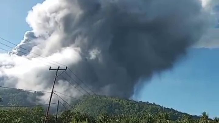 Erupsi Gunungapi Lewotobi Laki-Laki, BPBD Bagikan Masker