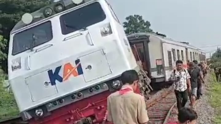 Kecelakaan Hari Ini, Lokomotif Kereta Api Pandalungan Anjlok di Stasiun Tangulangin Sidoarjo