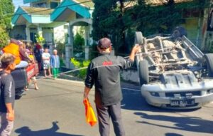 Tabrakan mobil di Tawangmangu