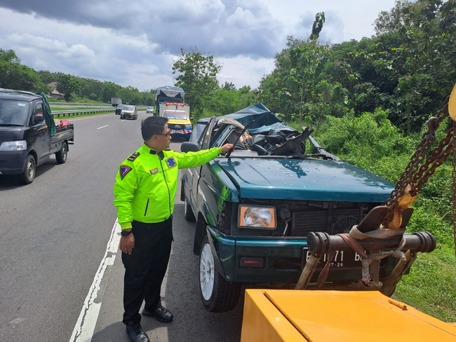 Isuzu Panther Seruduk Bokong Truk Fuso di Ruas Tol Solo-Ngawi Karanganyar, Body Mobil Ringsek Berantakan, Begini Kronologinya