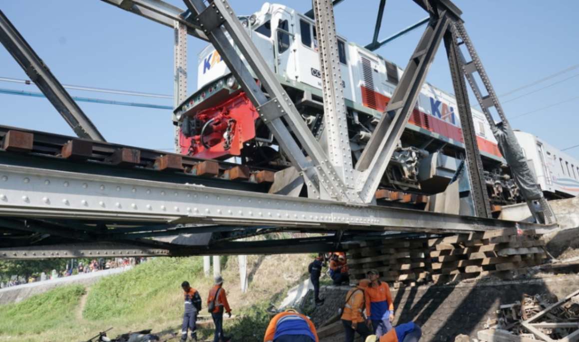 Evakuasi Lokomotif KA Brantas Pasca Menghantam Truk Fuso Selesai, Jalur Jerakah – Semarang Poncol Normal