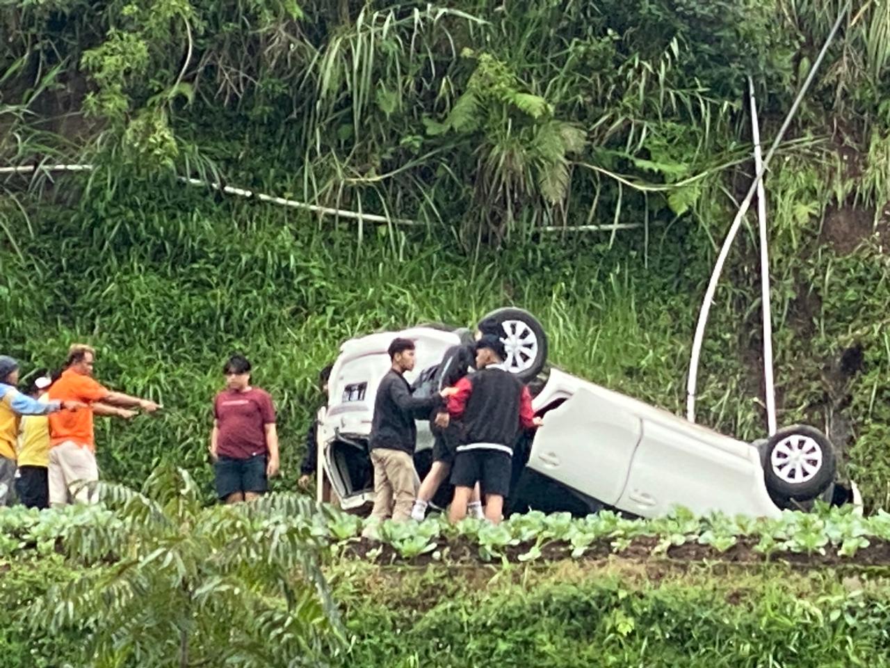 Rem Blong, Avanza Berpenumpang 7 Orang Terjun Bebas ke Jurang Sedalam 5 Meter di Tawangmangu Karanganyar