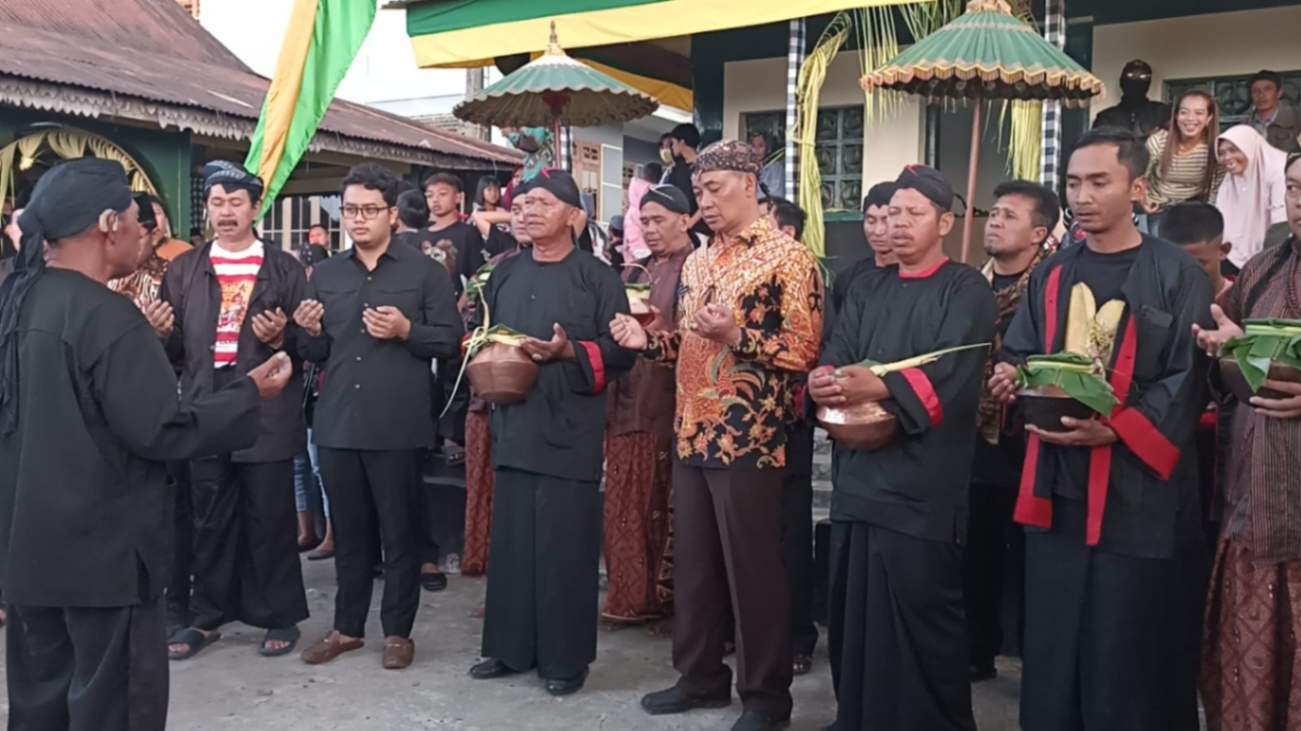 Ramai-ramai Caleg Ngalap Berkah di Upacara Adat Mondosio Karanganyar