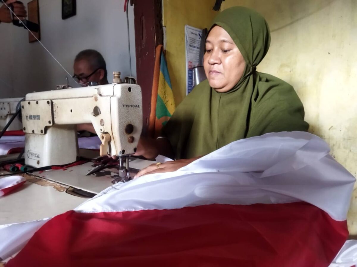 Harganya Murah Meriah, Pengerajin Bendera Merah Putih di Malang Kebanjiran Pesanan Jelang 17 Agustus