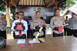 Pemuda bawa samurai